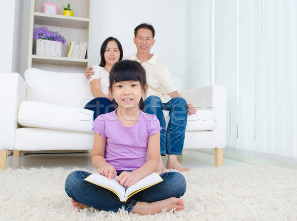 Asian famiglia lettura libro home ragazza Foto d'archivio © yongtick