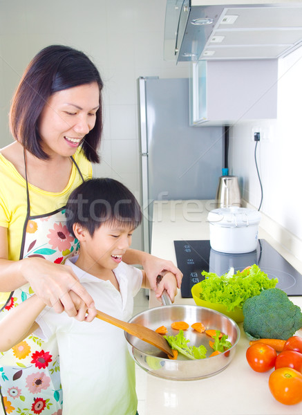 Cuisson asian mère fils cuisine homme [[stock_photo]] © yongtick