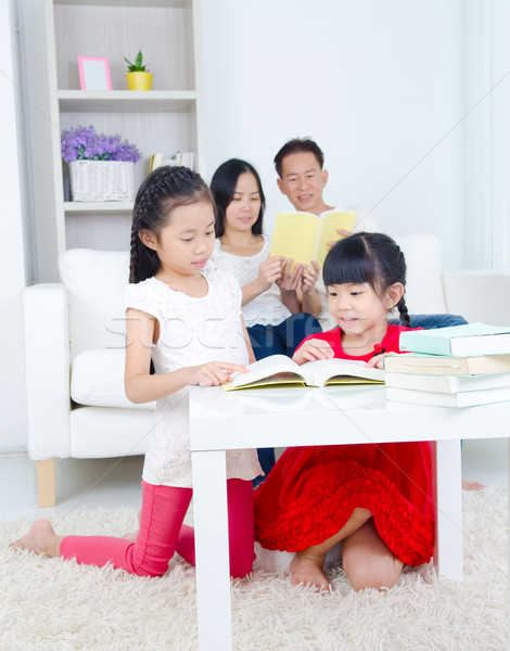 Asian familie lezing boek home kind Stockfoto © yongtick