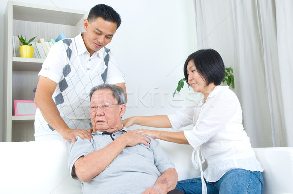 ストックフォト: アジア · 家族 · 歳の男性 · 肩の痛み · 座って · ソファ