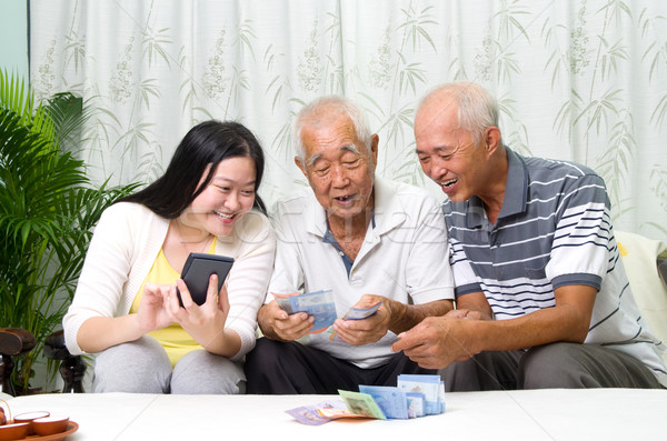 ázsiai család idős férfi gyerekek pénz Stock fotó © yongtick