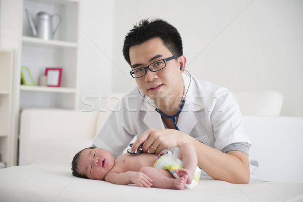 [[stock_photo]]: Asian · médecin · de · sexe · masculin · bébé · clinique · femme