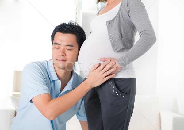 Chinês pai gravidez escuta mulher amor Foto stock © yuliang11