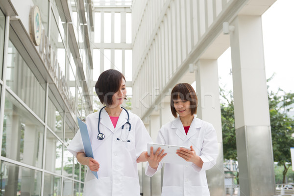 Asia chino médicos estudiante debate mujeres Foto stock © yuliang11