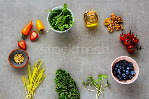 Alimentos orgânicos salada mirtilos morango pimentas Foto stock © YuliyaGontar