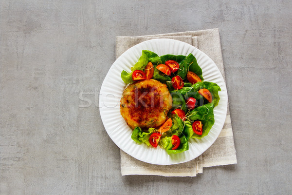 Ev yapımı vegan hizmet domates marul salata Stok fotoğraf © YuliyaGontar