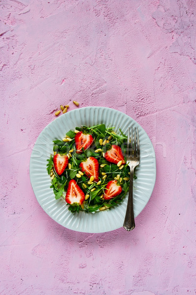 Frischen Erdbeere Salat Platte Kiefer Nüsse Stock foto © YuliyaGontar