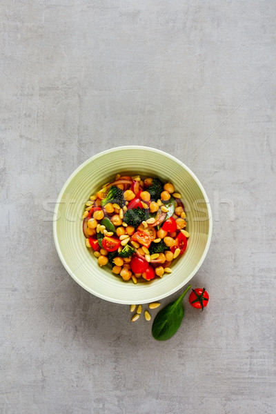 Veganistisch saladeschaal broccoli tomaten pine Stockfoto © YuliyaGontar