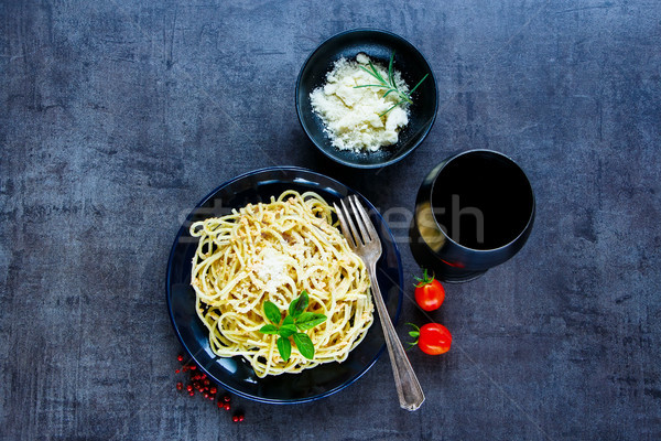 Tészta rák mártás spagetti fekete tányér Stock fotó © YuliyaGontar