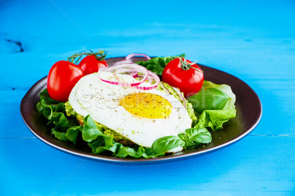 Covrigi ou legume mic dejun placă Imagine de stoc © YuliyaGontar