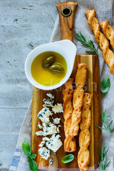 Brânză măsline proaspăt branza cu mucegai busuioc rozmarin Imagine de stoc © YuliyaGontar