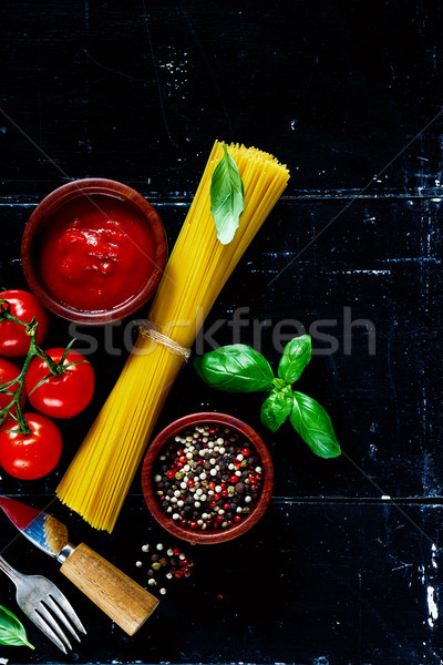 Makarna İtalyan gıda fesleğen yaprakları baharatlar otlar Stok fotoğraf © YuliyaGontar
