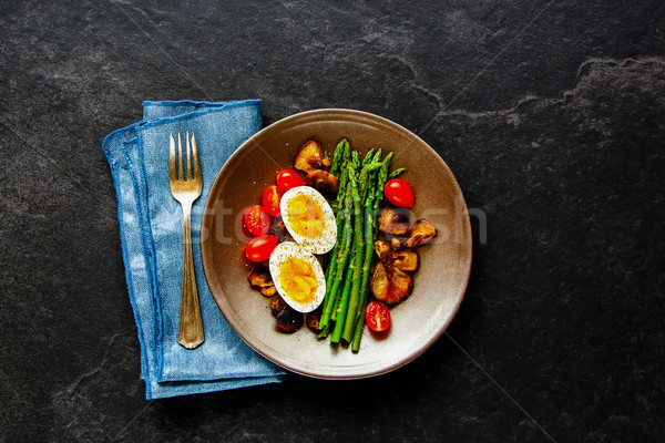 Ei plaat gezonde vegetarisch ontbijt tomaten Stockfoto © YuliyaGontar