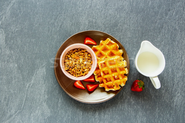 [[stock_photo]]: Déjeuner · granola · table · maison · fraîches · fraises