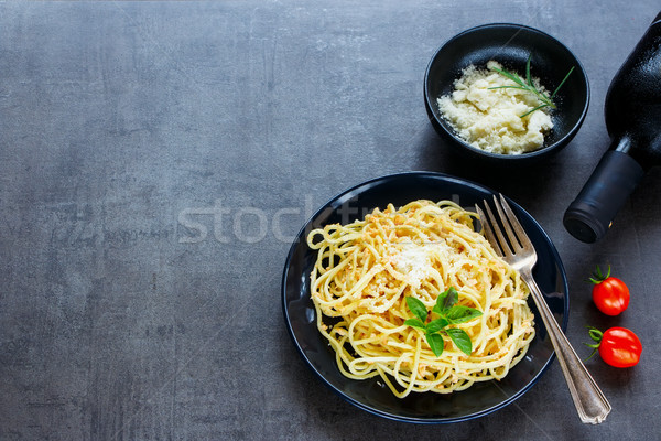 Tészta rák mártás finom fekete tányér Stock fotó © YuliyaGontar