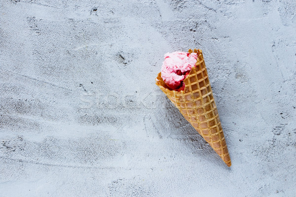 Stockfoto: Aardbei · ijs · top · wafel · kegel