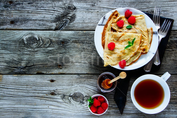 Landelijk ontbijt ingesteld eigengemaakt dun pannenkoeken Stockfoto © YuliyaGontar