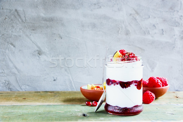 [[stock_photo]]: Grec · yogourt · baies · fraîches · grenade · framboises