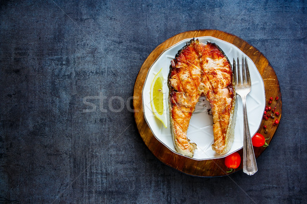 Foto d'archivio: Alla · griglia · salmone · bistecca · limone · spezie · pomodori