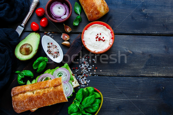 Gustos vegetarian sandwich avocado tomate ceapă Imagine de stoc © YuliyaGontar