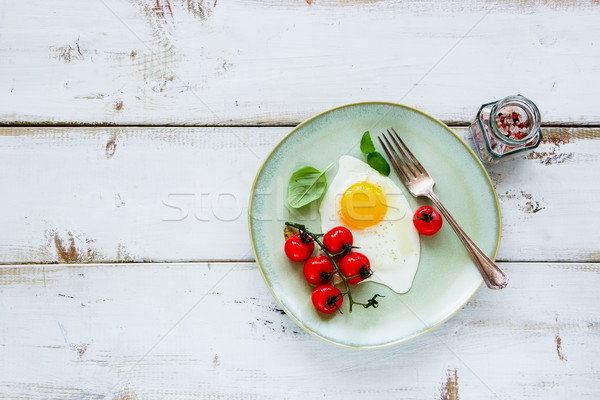 Lecker Frühstück Set Spiegelei Kirschtomaten Stock foto © YuliyaGontar