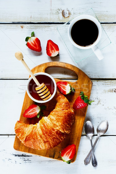 Rural mic dejun croissant rustic proaspăt ceaşcă Imagine de stoc © YuliyaGontar