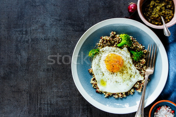 Brócolis ovo tigela saboroso vegetariano café da manhã Foto stock © YuliyaGontar