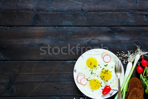 Rural café da manhã conjunto prato frito ovos Foto stock © YuliyaGontar