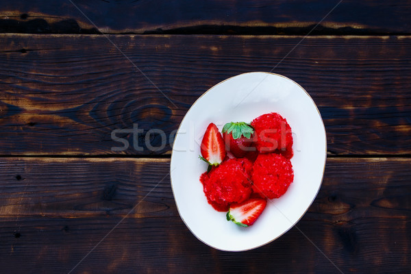 Făcut în casă căpşună sorbet castron proaspăt fructe de padure Imagine de stoc © YuliyaGontar