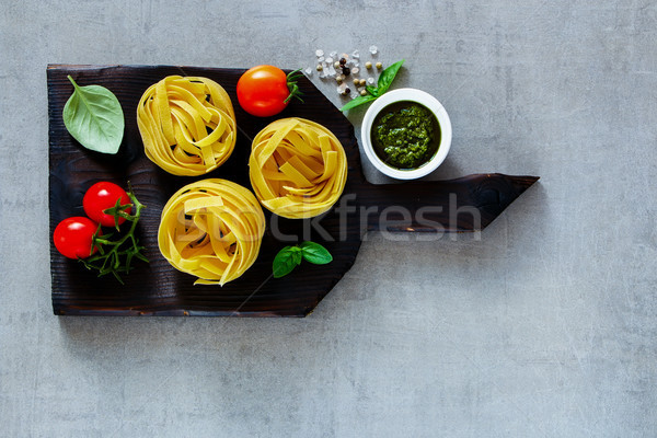 İtalyan makarna tagliatelle geleneksel pişirme pesto Stok fotoğraf © YuliyaGontar