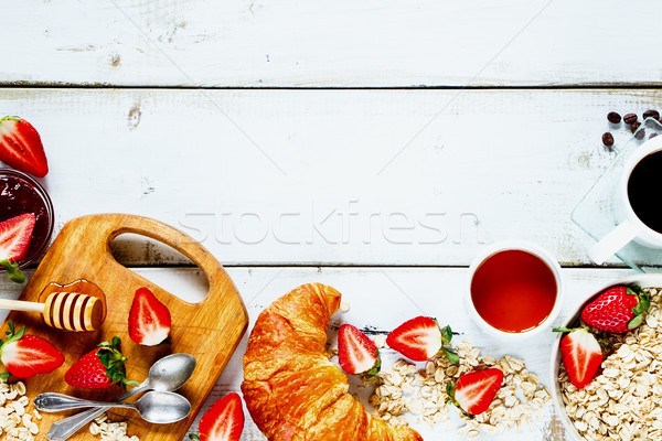 Ländlichen Frühstück Croissant frischen Erdbeeren Stock foto © YuliyaGontar