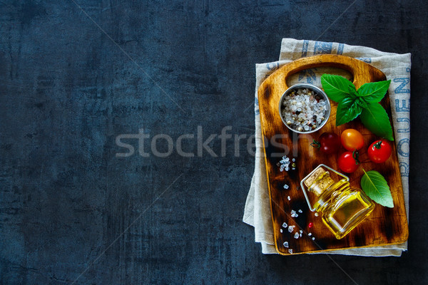 Stockfoto: Kleurrijk · kerstomaatjes · vers · tomaten · basilicum · olijfolie