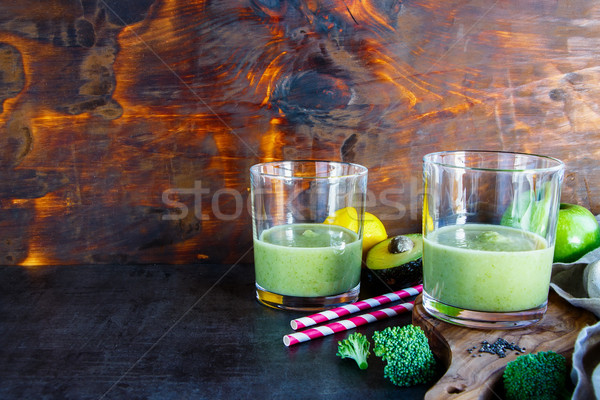 Fresco smoothie verde óculos escuro conselho Foto stock © YuliyaGontar
