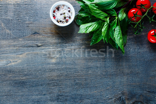 Vegetáriánus étel főzés friss paradicsomok thai bazsalikom Stock fotó © YuliyaGontar