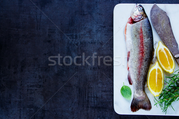 Foto stock: Crudo · arco · iris · trucha · todo · mármol · bordo