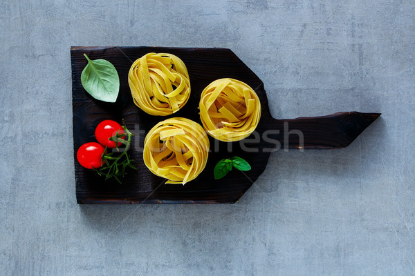 İtalyan makarna tagliatelle domates fesleğen karanlık Stok fotoğraf © YuliyaGontar