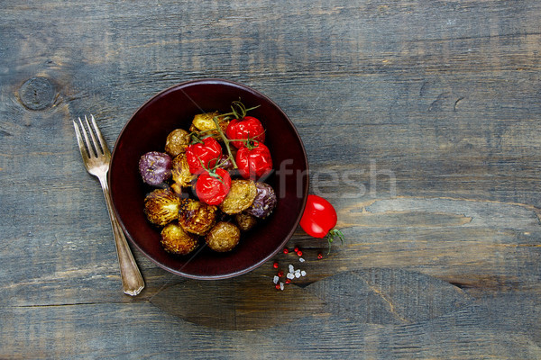 Veganistisch diner kom gebakken aardappel kerstomaatjes Stockfoto © YuliyaGontar