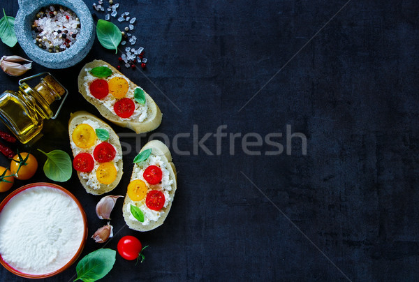 Paradicsom bazsalikom szendvicsek közelkép ízletes főzés Stock fotó © YuliyaGontar