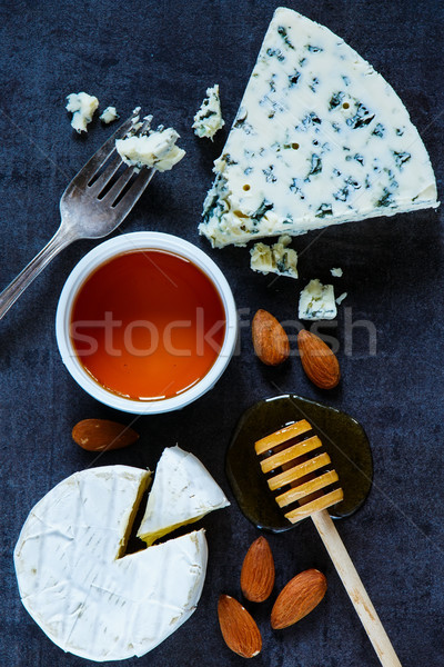 Kaas steen gezonde voeding variëteit honing noten Stockfoto © YuliyaGontar