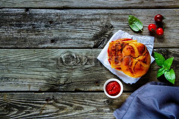 Peşte crab Burger vechi masa de bucatarie proaspăt Imagine de stoc © YuliyaGontar