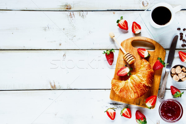 Rural mic dejun croissant proaspăt ceaşcă Imagine de stoc © YuliyaGontar