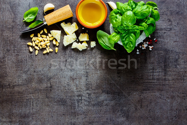 Ingrediente pesto sos făcut în casă italian întuneric Imagine de stoc © YuliyaGontar