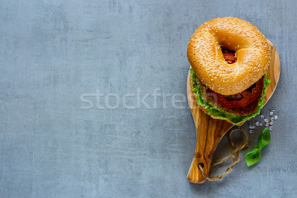 Gustos vegan sandwich proaspăt covrigi tomate Imagine de stoc © YuliyaGontar