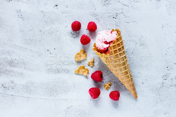 Framboesa sorvete topo ver waffle cone Foto stock © YuliyaGontar