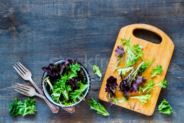 Sănătos salată taiere bord epocă castron rustic Imagine de stoc © YuliyaGontar
