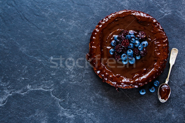 Bolo de chocolate saboroso chocolate escuro bolo mirtilos Foto stock © YuliyaGontar