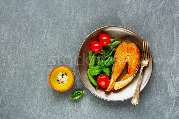 Gegrild zalm biefstuk groene erwten tomaten Stockfoto © YuliyaGontar