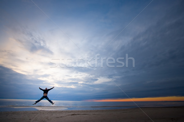 Fericit vară sări tânăr jumping mare Imagine de stoc © yurok