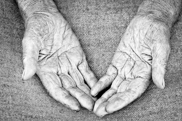 Bătrână mâini shot deschide palmele Imagine de stoc © yurok