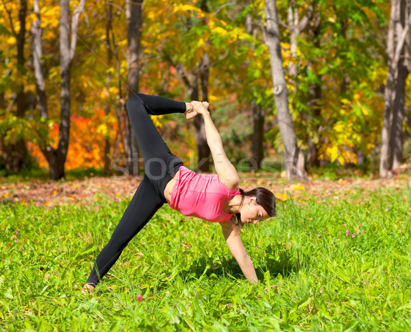 Yoga pune femeie toamnă pădure natură Imagine de stoc © zastavkin